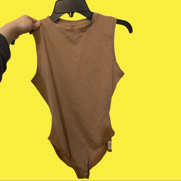 SKIMS ESSENTIAL CREW NECK SLEEVELESS BODYSUIT - Picture 2 of 3